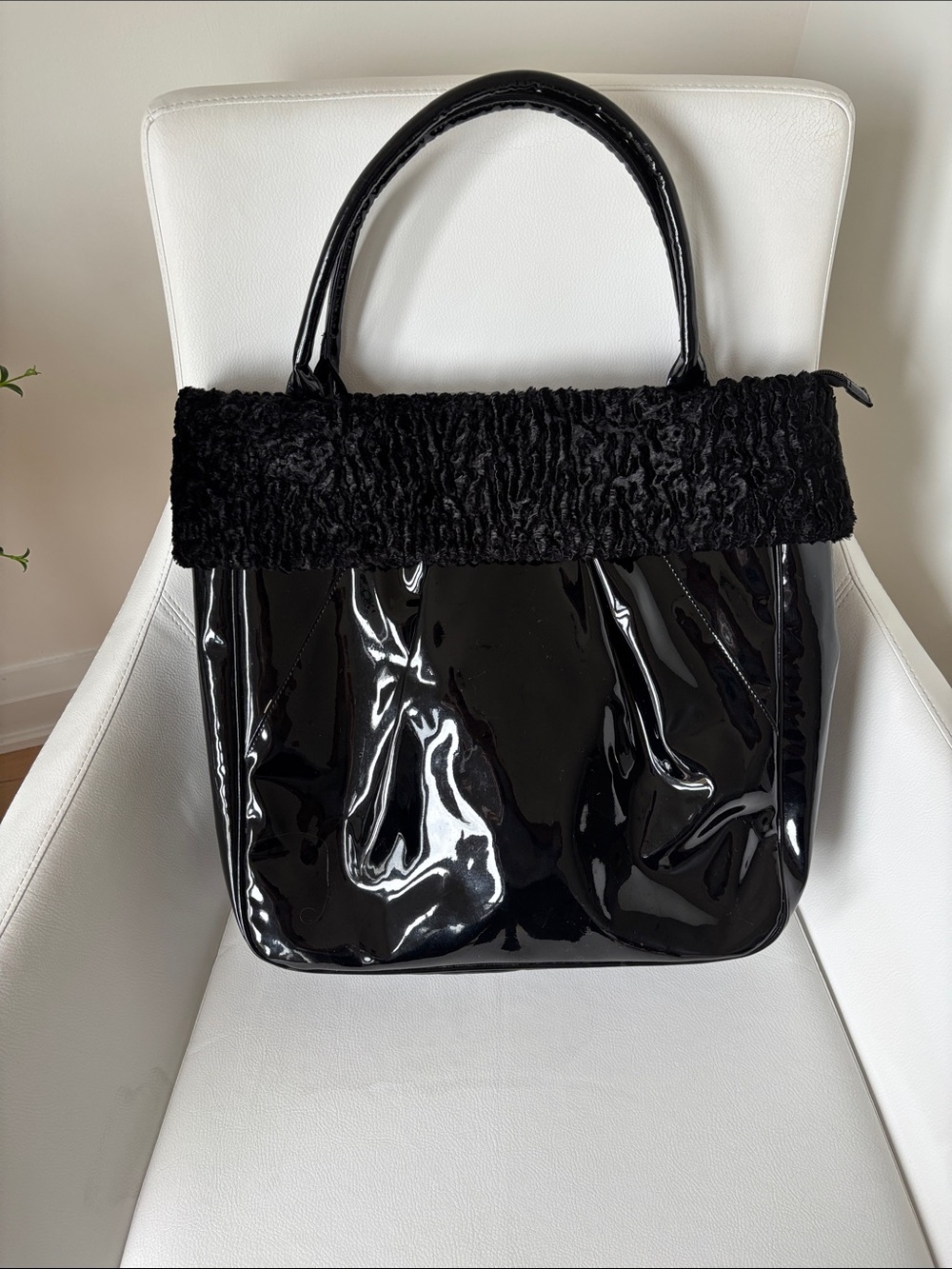 Mural Black Patent like Tote Bag with Faux FurTrim